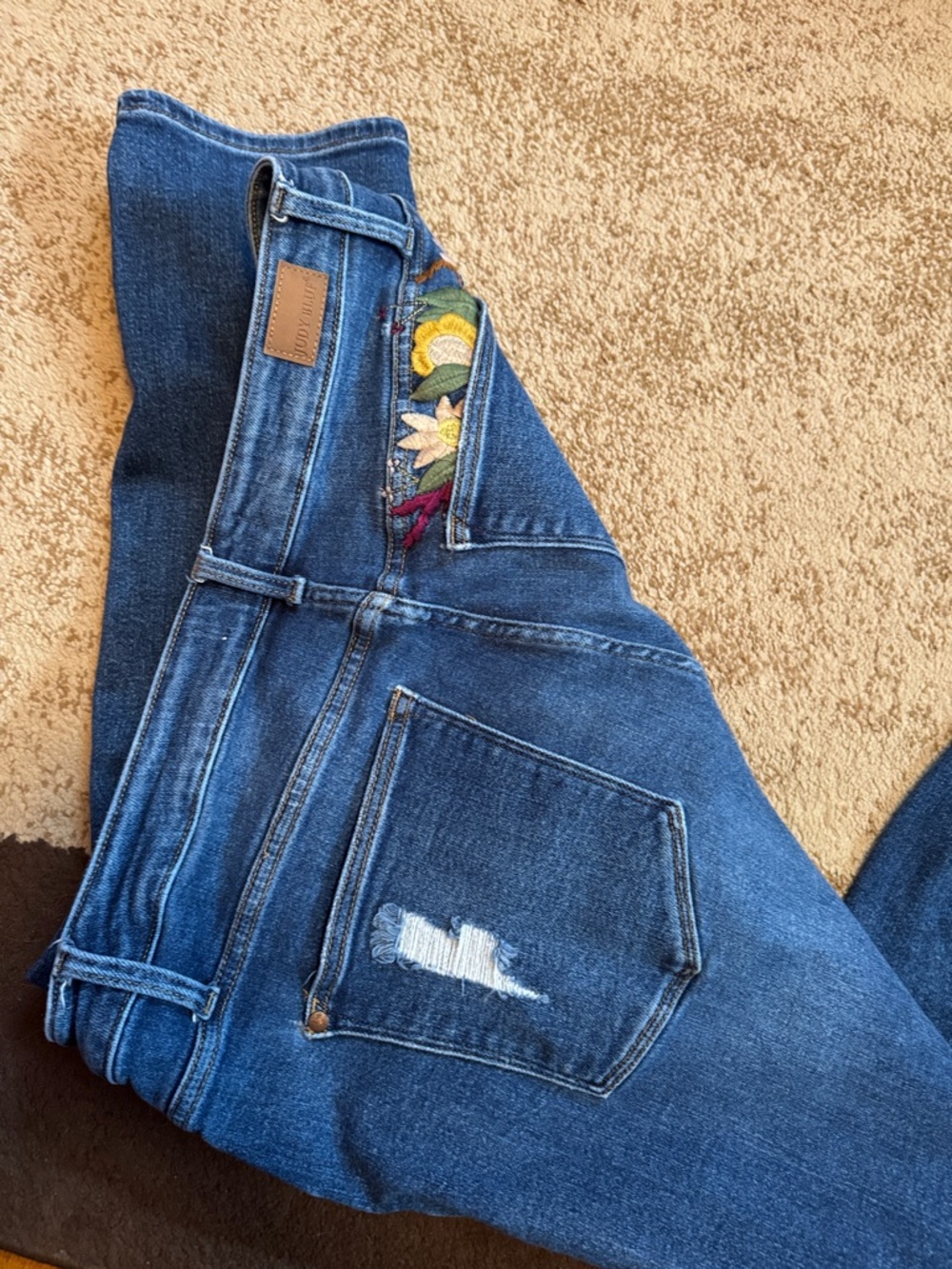 Judy Blue Women’s Jeans with Embroidered Flowers and Subtle Distressing Size 18w - Picture 6 of 7